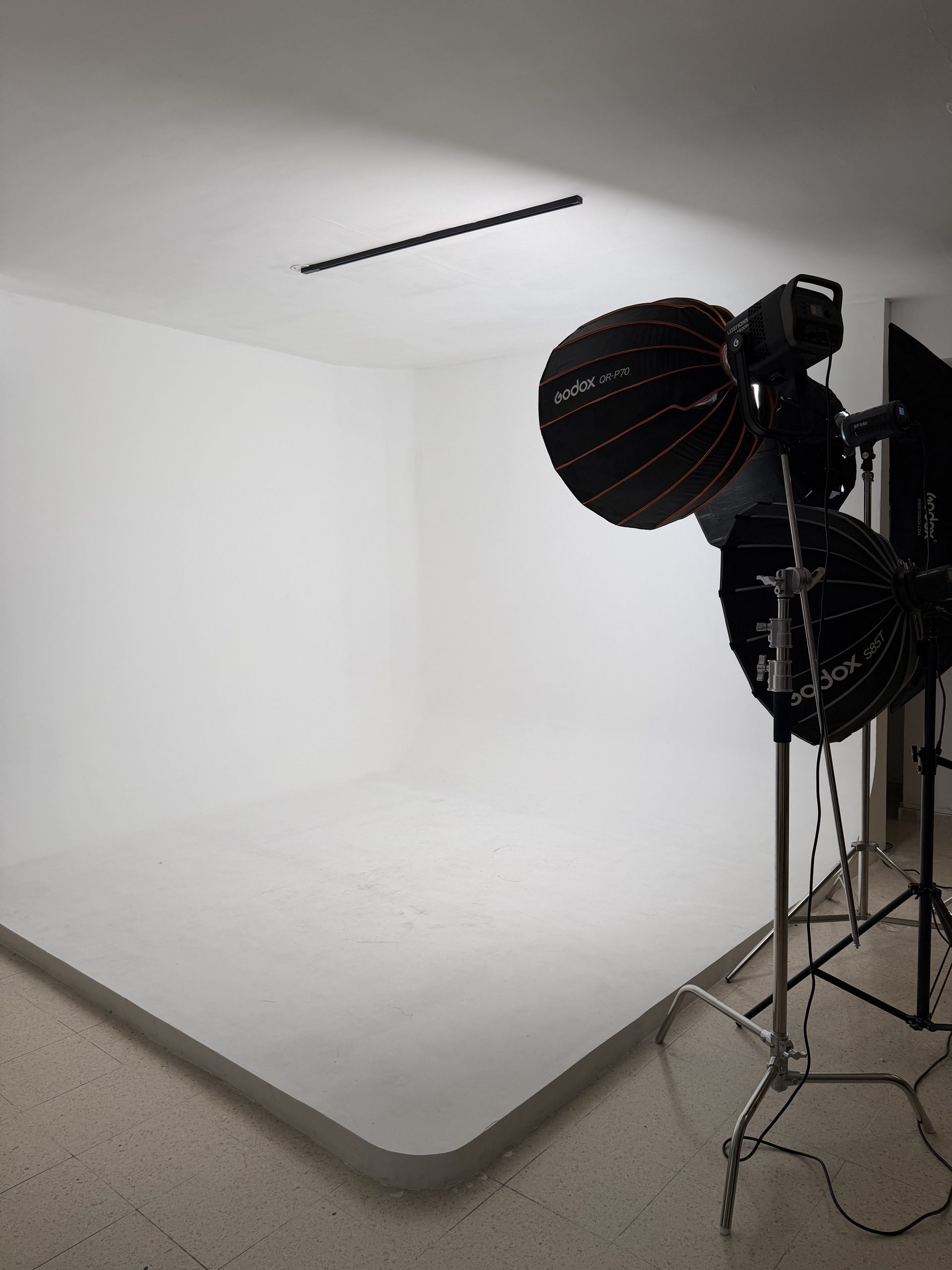 Iluminación Godox QR-P70 y S65T montadas con softbox y parabólica